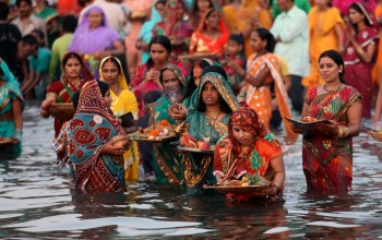 आज छठको मुख्य दिन, अस्ताउँदो सूर्यलाई अर्घ्य दिई मनाइँदै