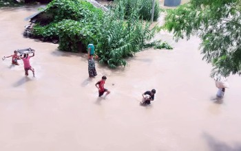 बाढीमा परी धनगढीमा २० वर्षीया चौधरी बेपत्ता; दुई घाइते, सेल्टर’ बन्यो हुलाकी राजमार्ग