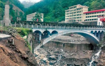 चीनबाट आयात गरिएको अक्सिजन प्लान्ट सडक अवरुद्ध हुँदा तातोपानी क्षेत्रमै रोकिए, ‘एयर लिफ्टिङ’ मार्फत ल्याउन स्वास्थ्य मन्त्रालयसँग आग्रह