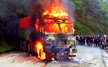 गुडिरहेकोको ट्रकमा एक्कसी आगलागी